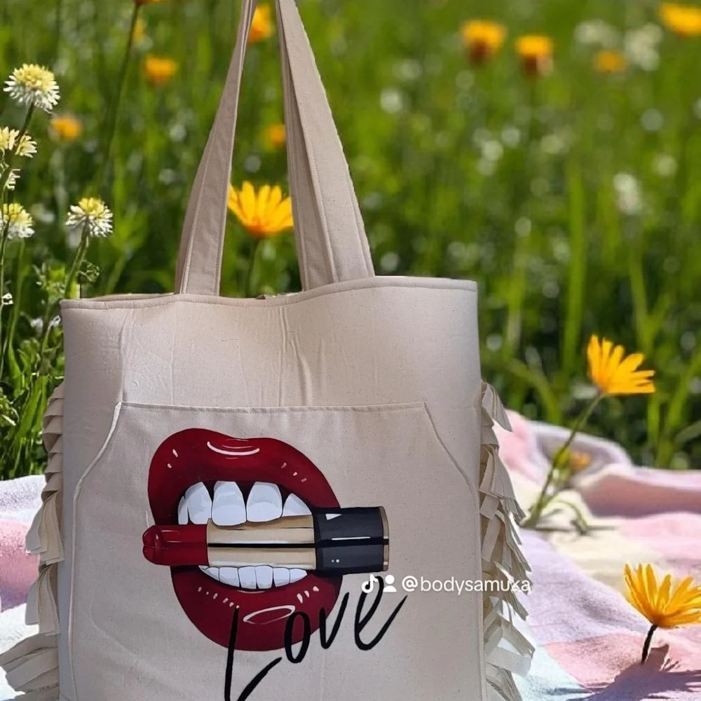Chic Cream Tote Bag with Lipstick Graphic